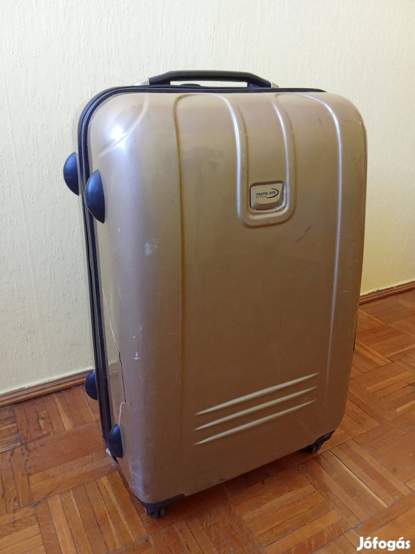 Gurulós utazó bőrönd eladó. M méretű. Használt