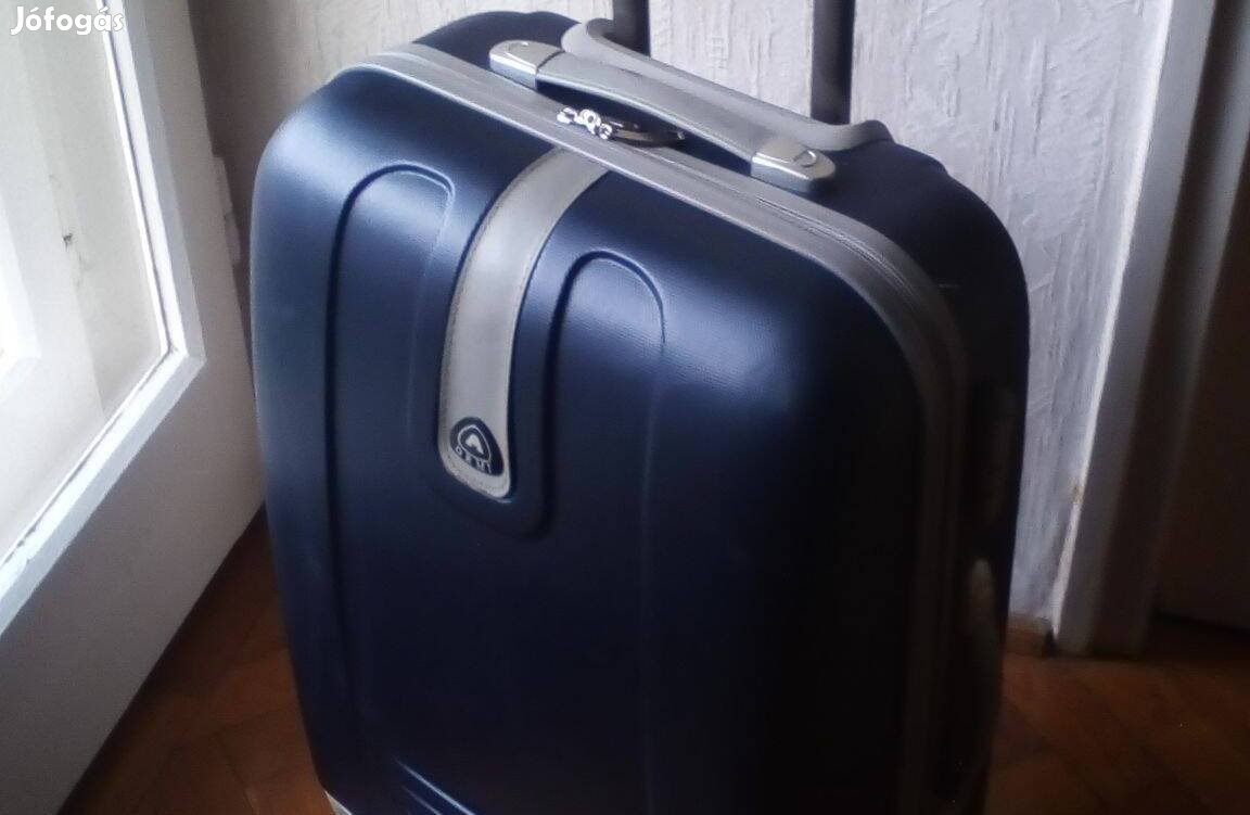 Gurulós utazó műanyag bőrönd, koffer(kis sérüléssel)!