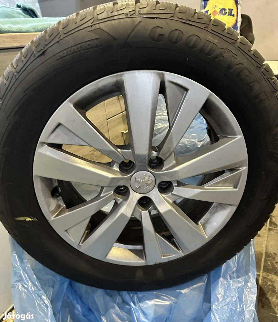 Gyári 17"-os Peugeot felni téli gumival együtt