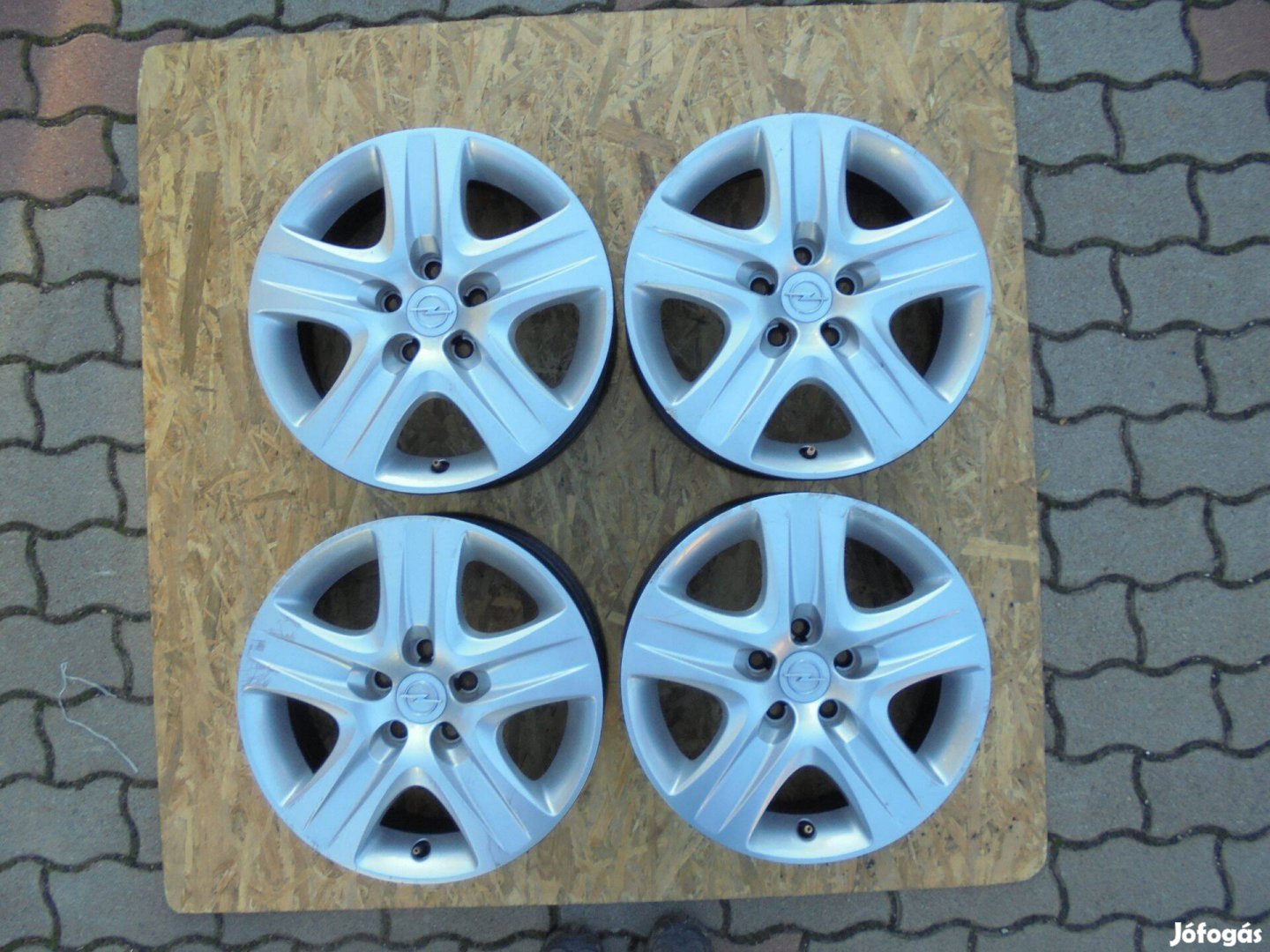 Gyári 5 x 115-ös Struktur lemezfelni dísztárcsával eladó