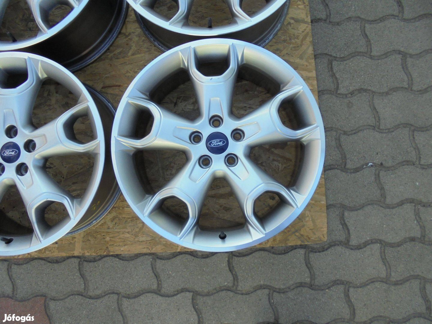 Gyári 8 x 19-es Kuga alufelni eladó