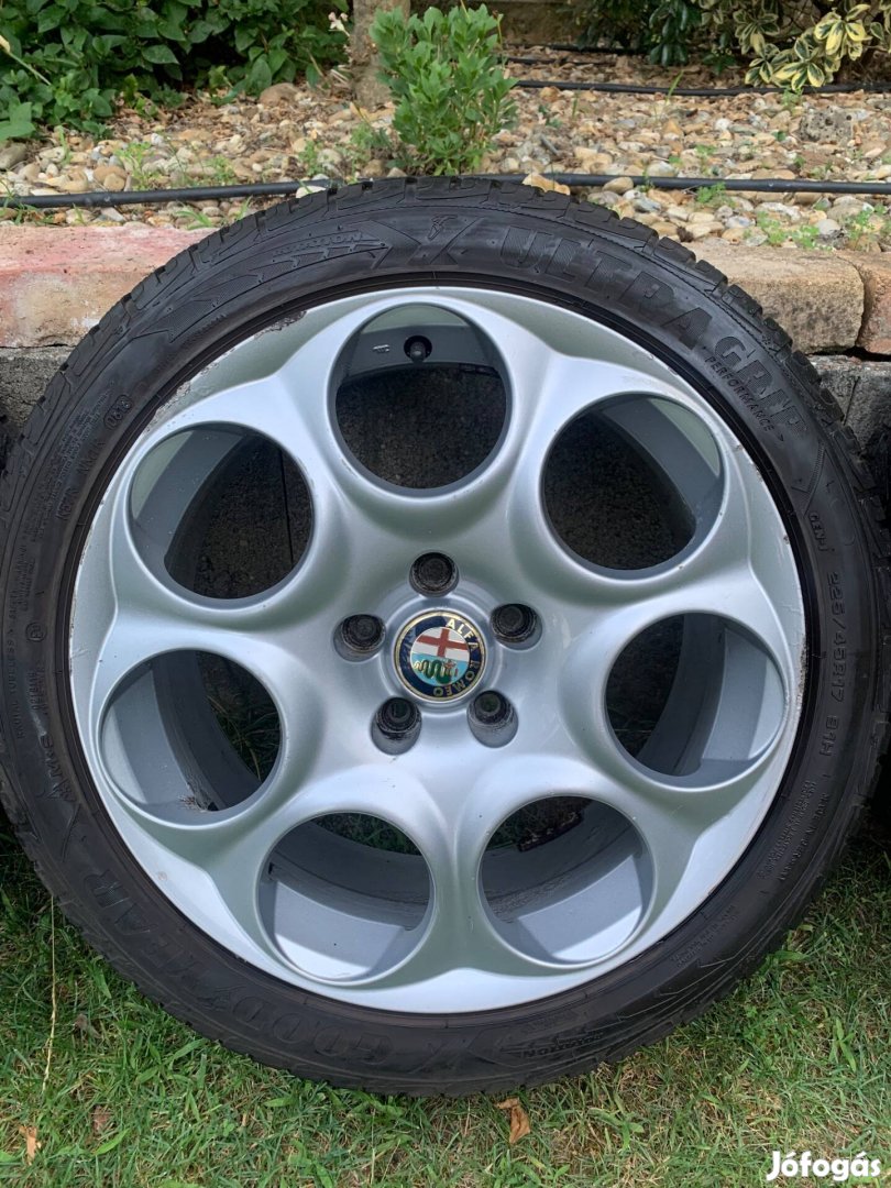 Gyári Alfa Giulietta 17col 5x110 225/45r17 téli gumikkal 130e/4db