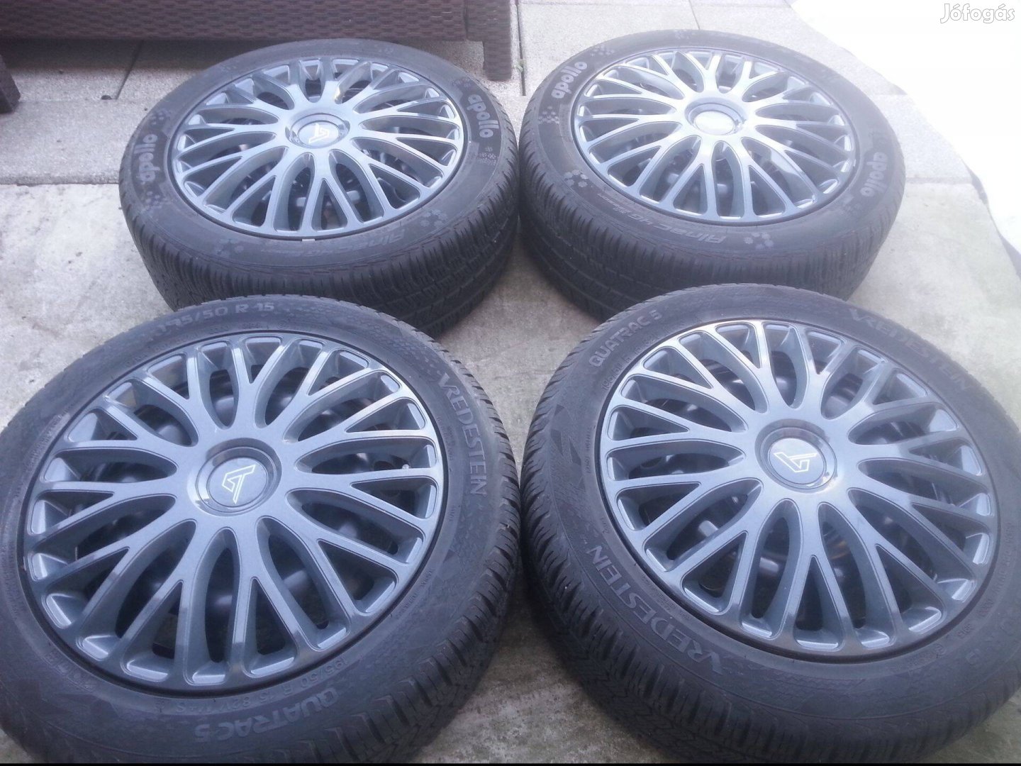 Gyári Ford Fiesta lemezfelni 195/50R15 négyévszakos gumival