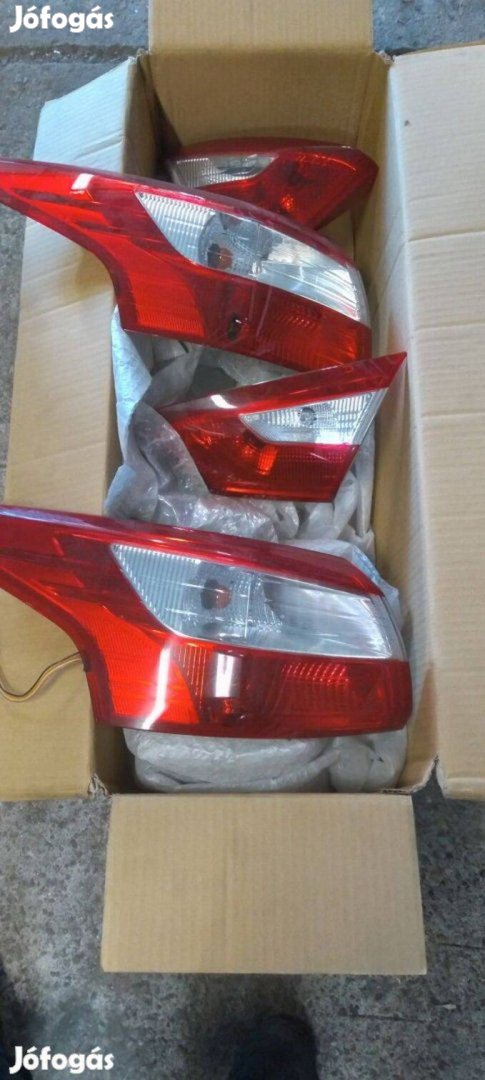 Gyári Ford Focus MK3 4 ajtós bal hátsó lámpa