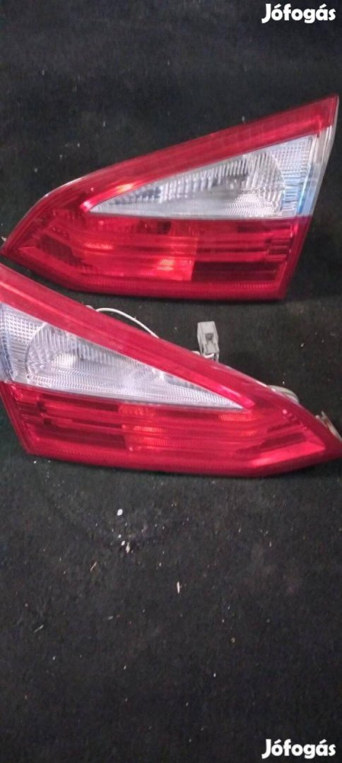 Gyári Ford Focus MK3 csomagtérajtó ban lévő lámpa LED