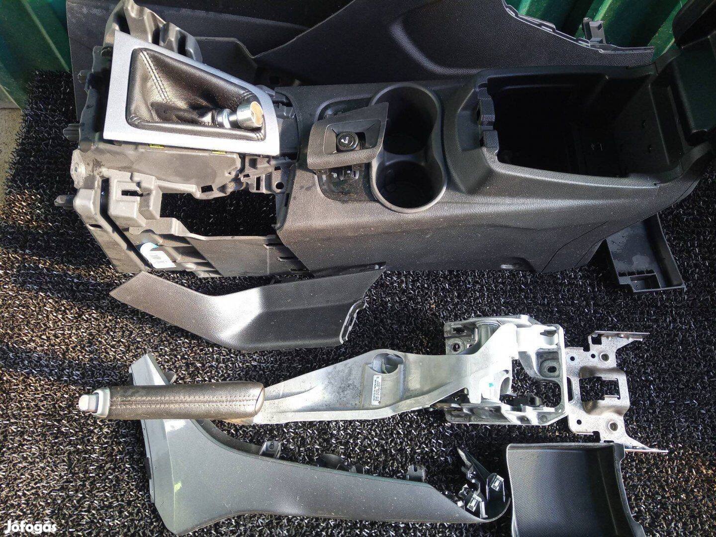 Gyári Ford focus MK3 könyöklő 2011 től