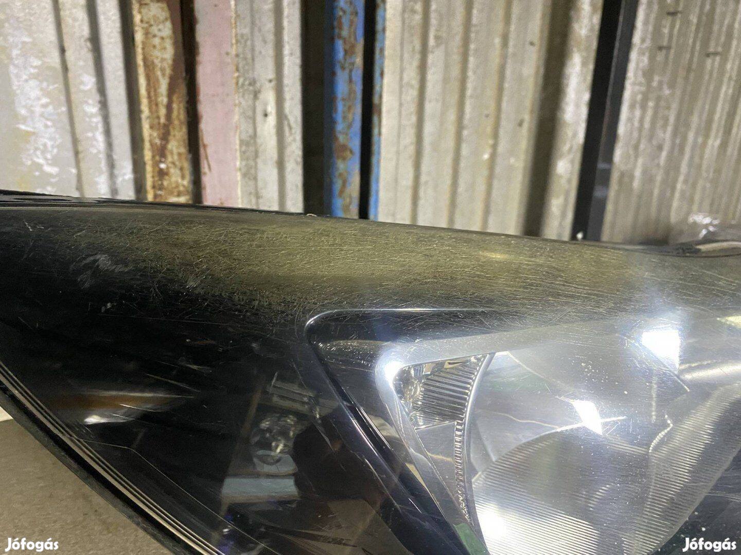 Gyári Ford focus mk3 jobb fényszoró lámpa karcos