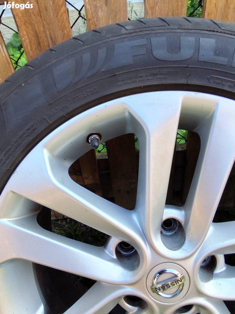 Gyári Nissan Qashqai alufelni nyárifulda gumival.