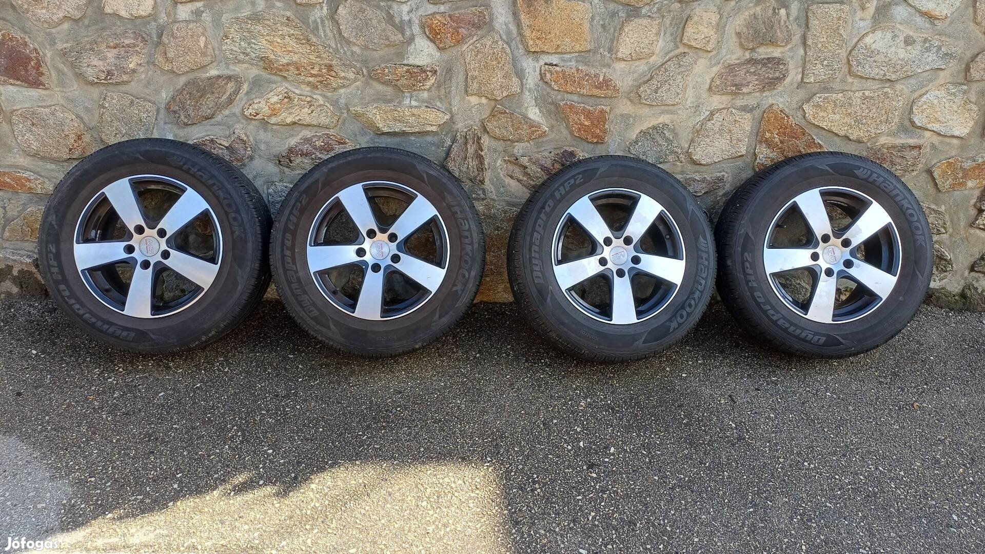 Gyári Nissan alufelni gumikkal
