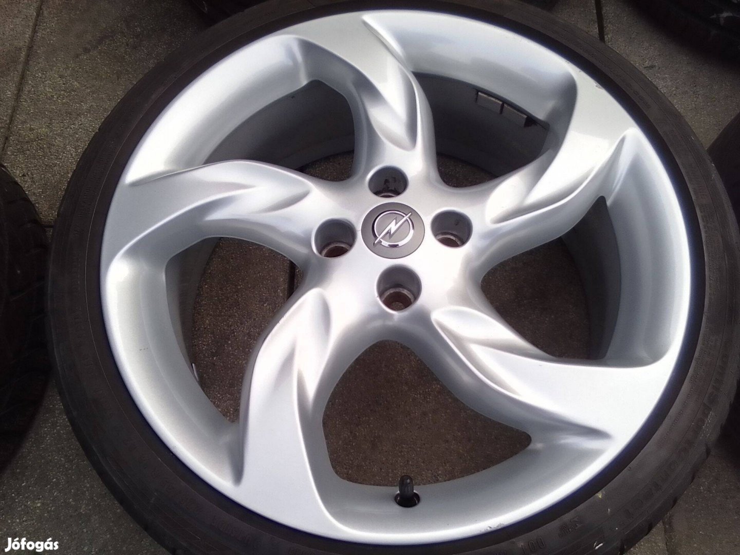 Gyári Opel Adam alufelni 225/35R18 Continental nyári gumival
