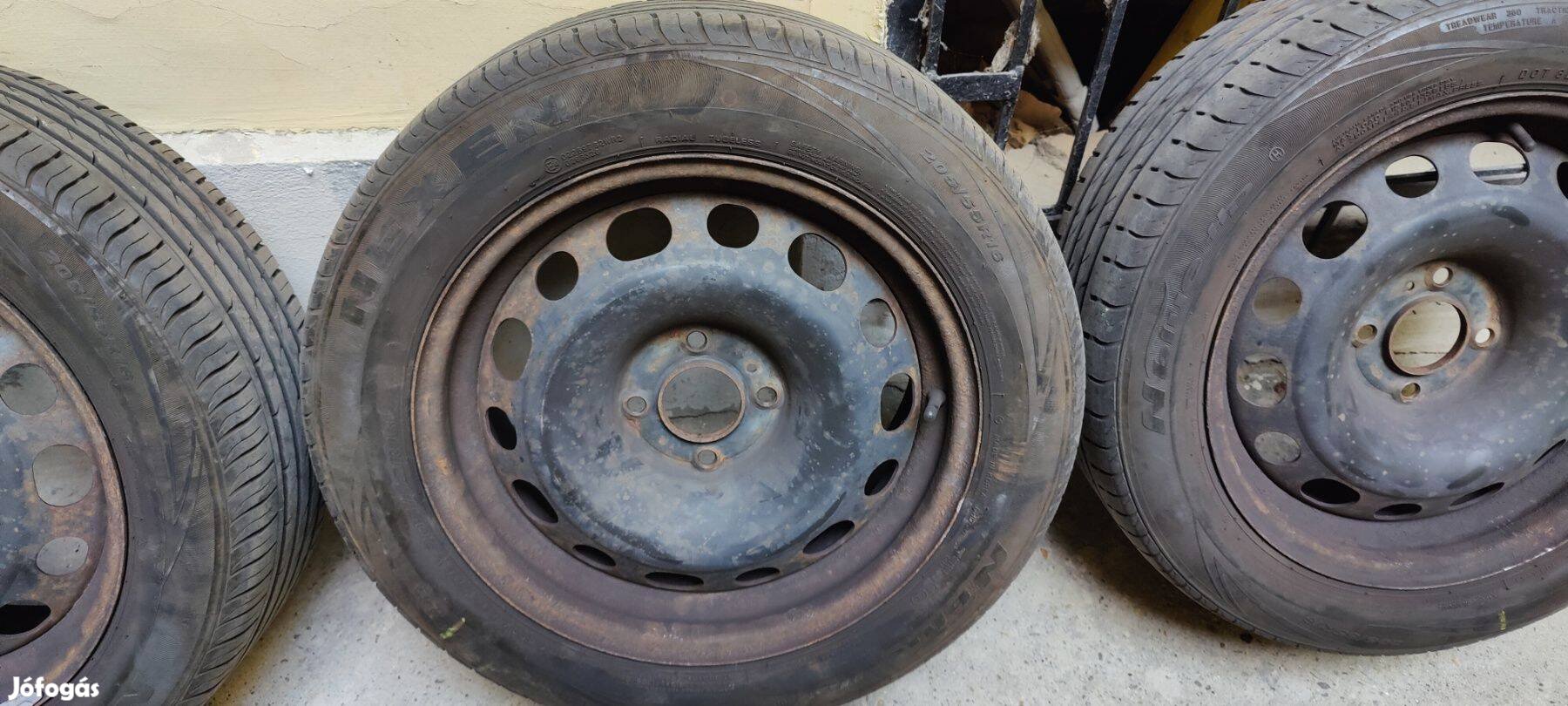 Gyári Peugeot 16-os lemezfelnik kitűnő állapotú gumikkal