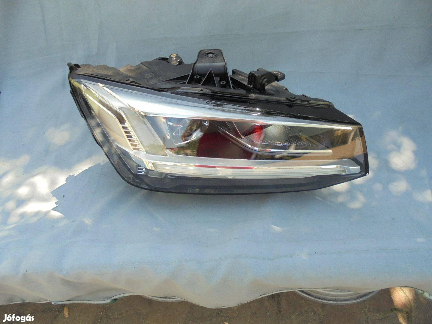 Gyári Q2-es Led lámpa kitűnő állapotban eladó