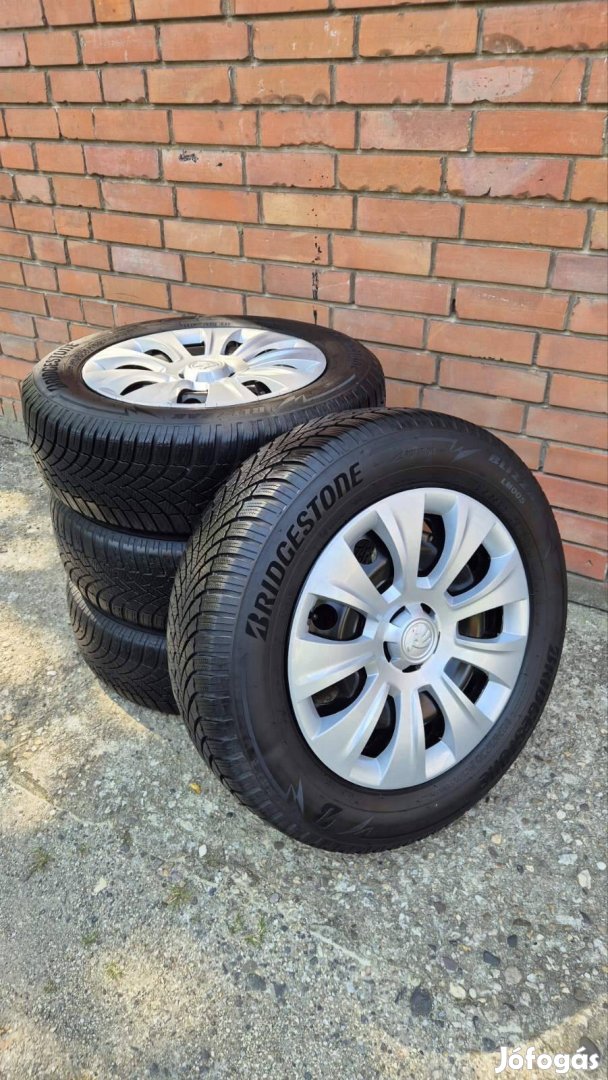 Gyári Skoda lemezfelni szett R17 dísztárcsákkal + téligumi