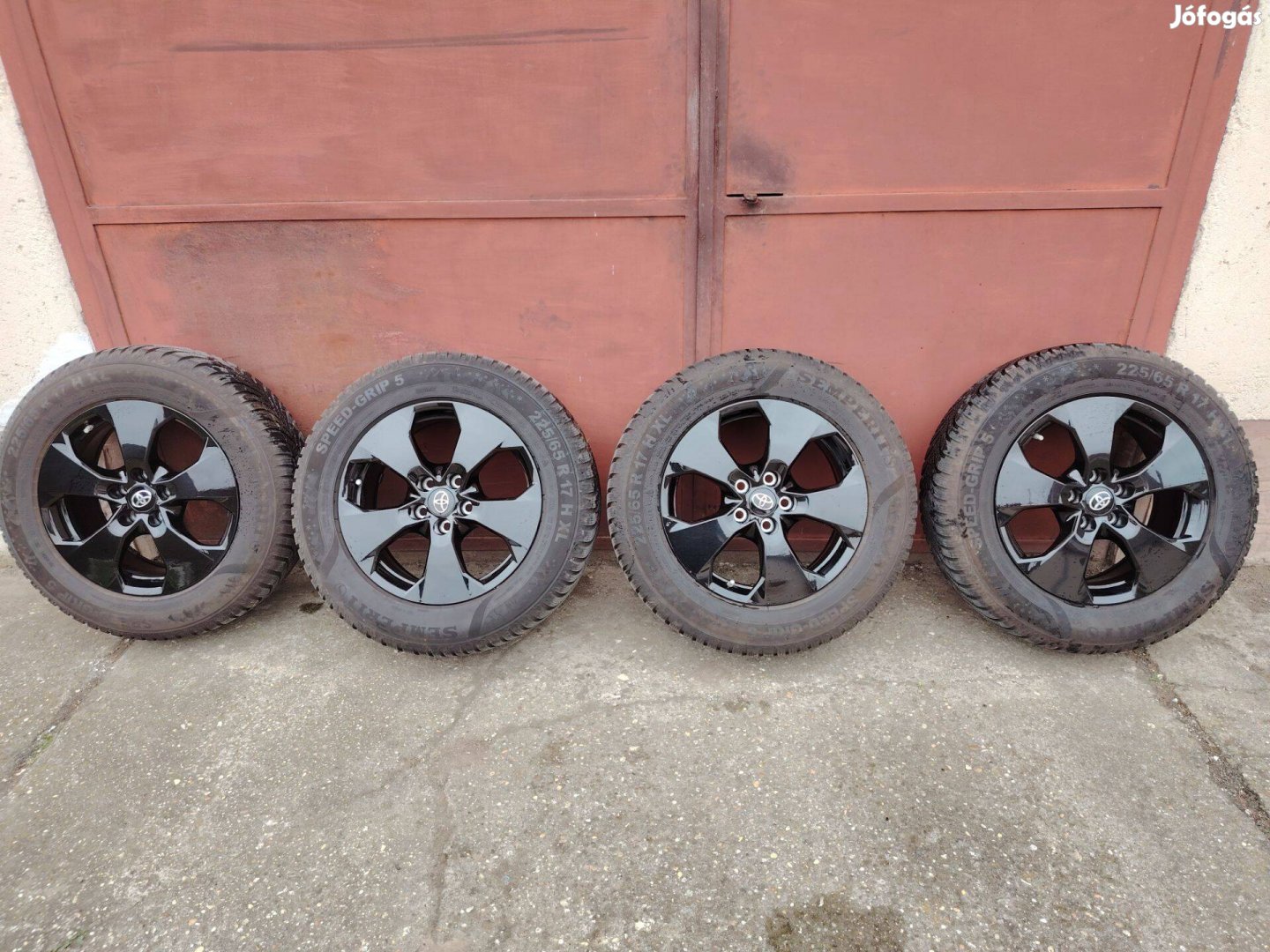 Gyári Toyota felni 225 65 R17 téli gumival