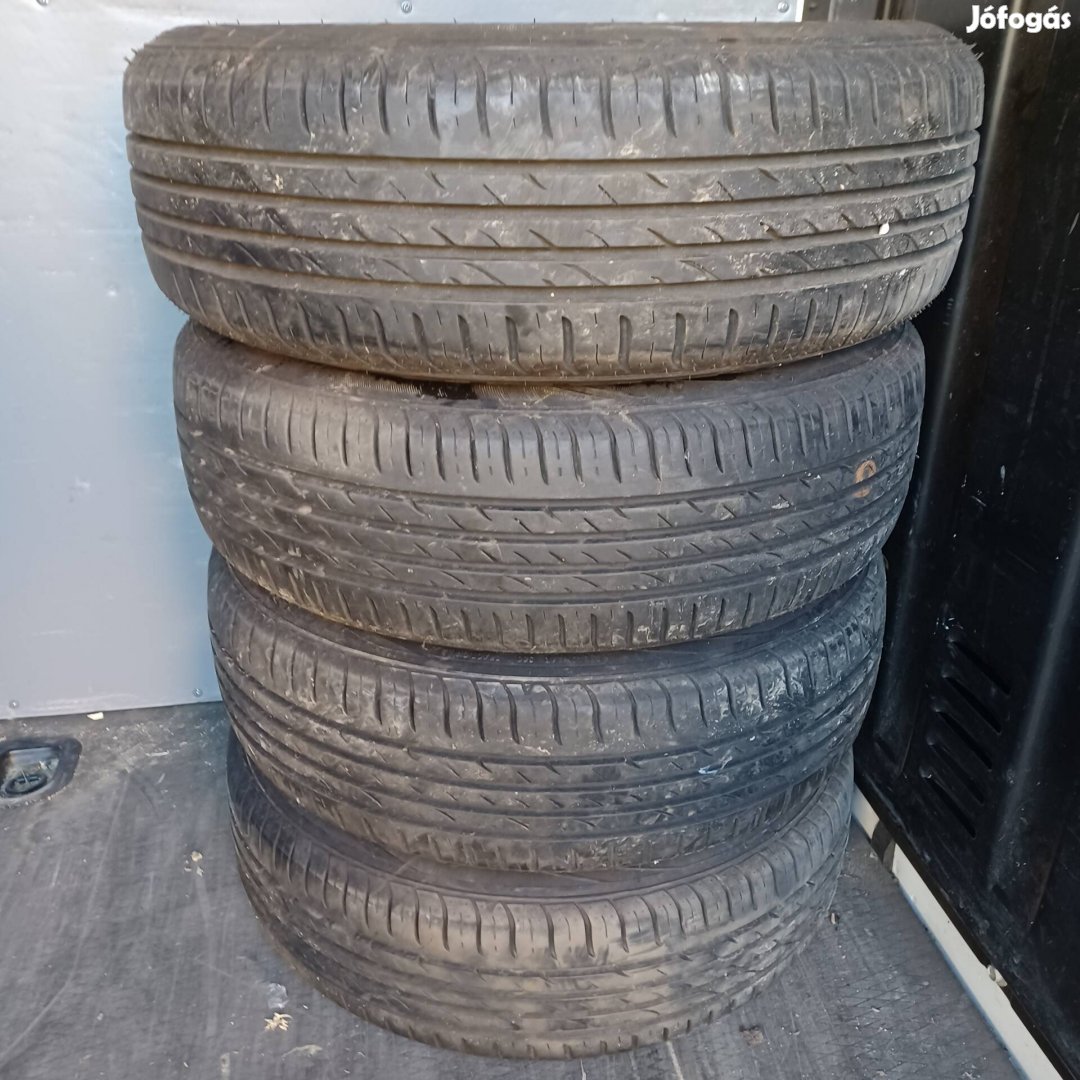 Gyári VW lemezfelni 185/60R15 nyári gumival