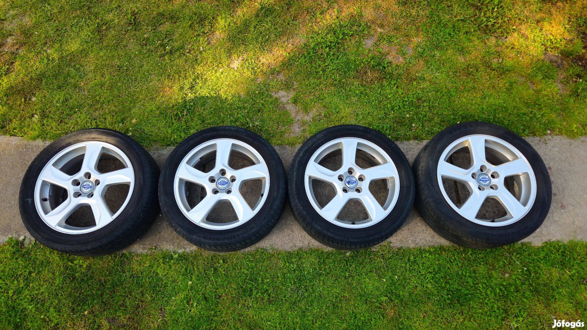 Gyári Volvo alufelni 17" nyári gumival 215/50R17