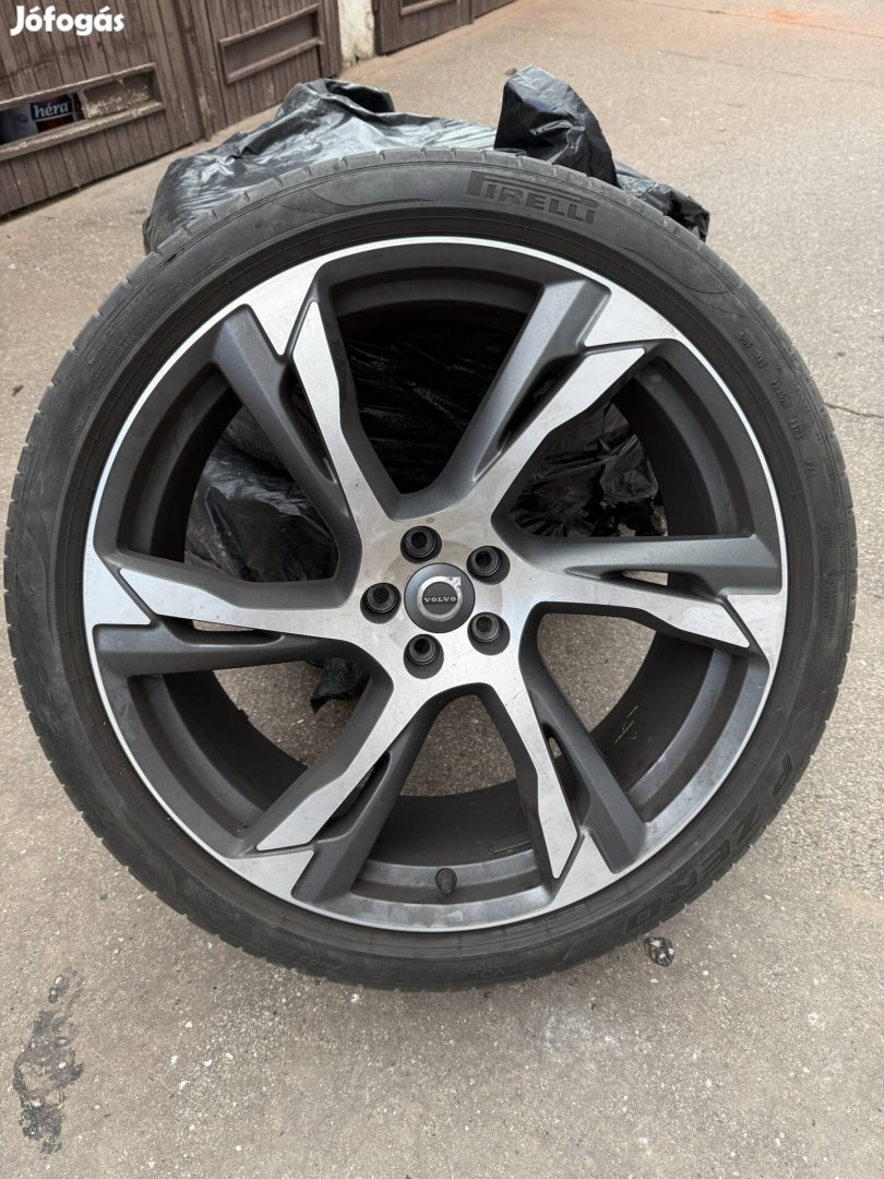 Gyári Volvo felni 275/35R22 Pirelli P Zero nyári gumival