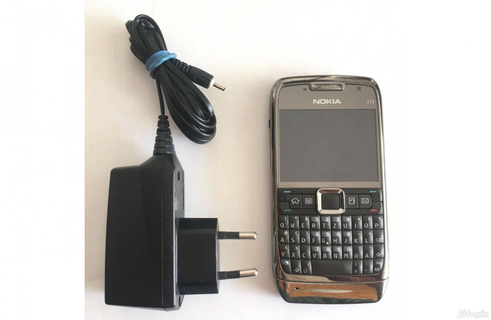 Gyári állapotú, független Nokia E71 mobiltelefon jó akksival, töltővel