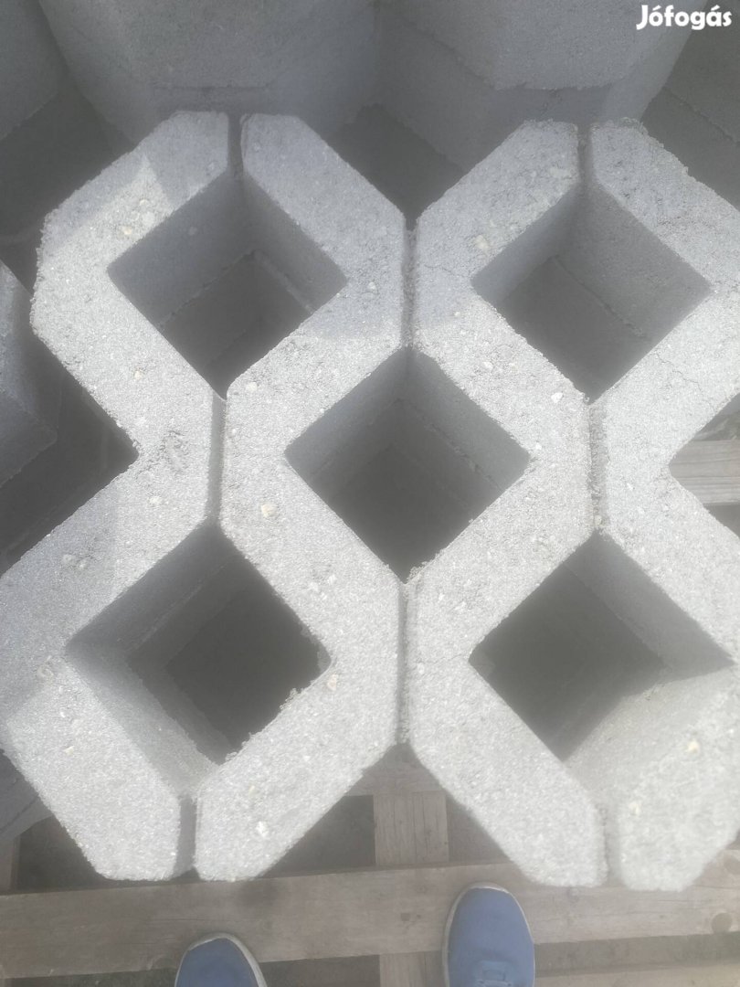 Gyepeács kő eladó. Ár 850 Ft.
