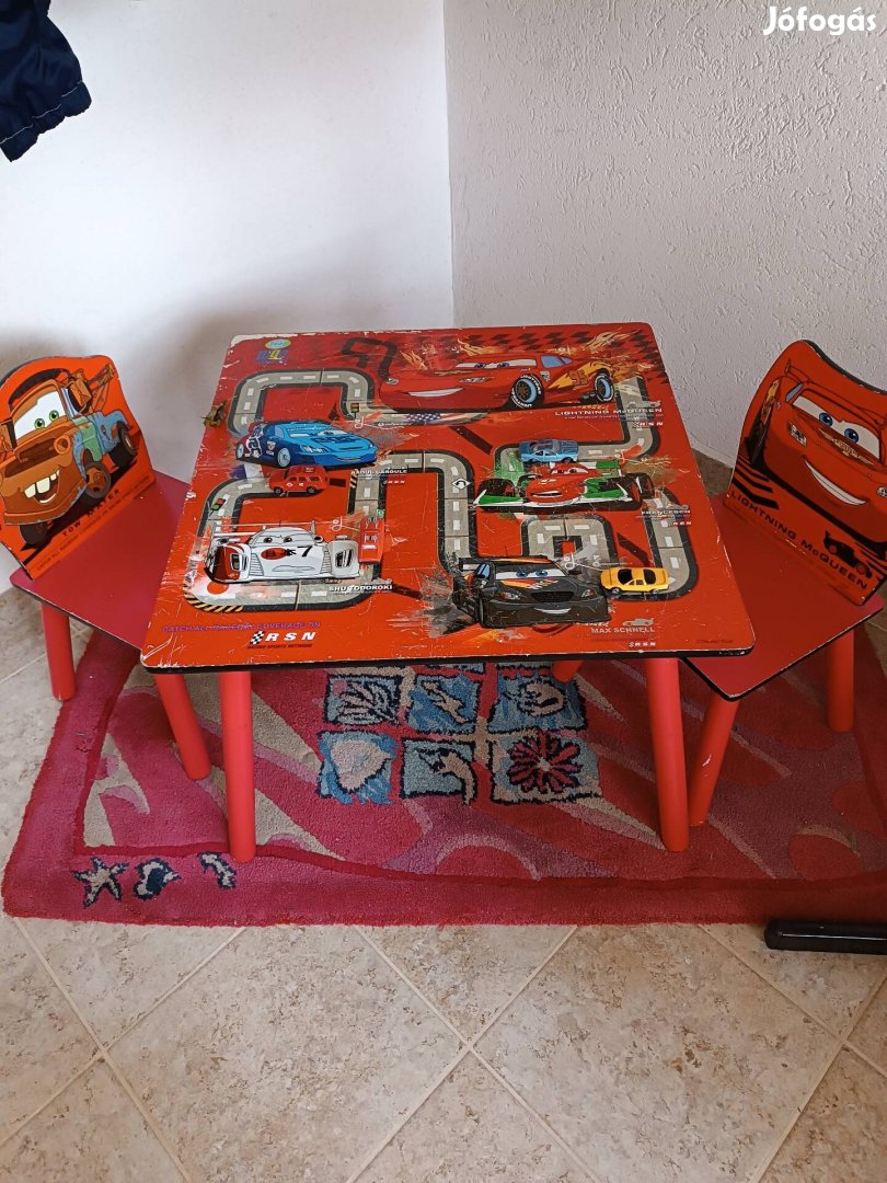Gyerek asztal székekkel