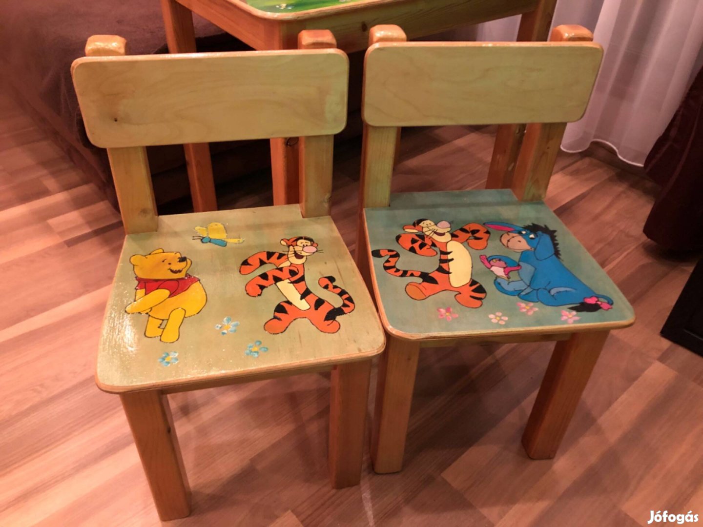 Gyerek asztal székkel