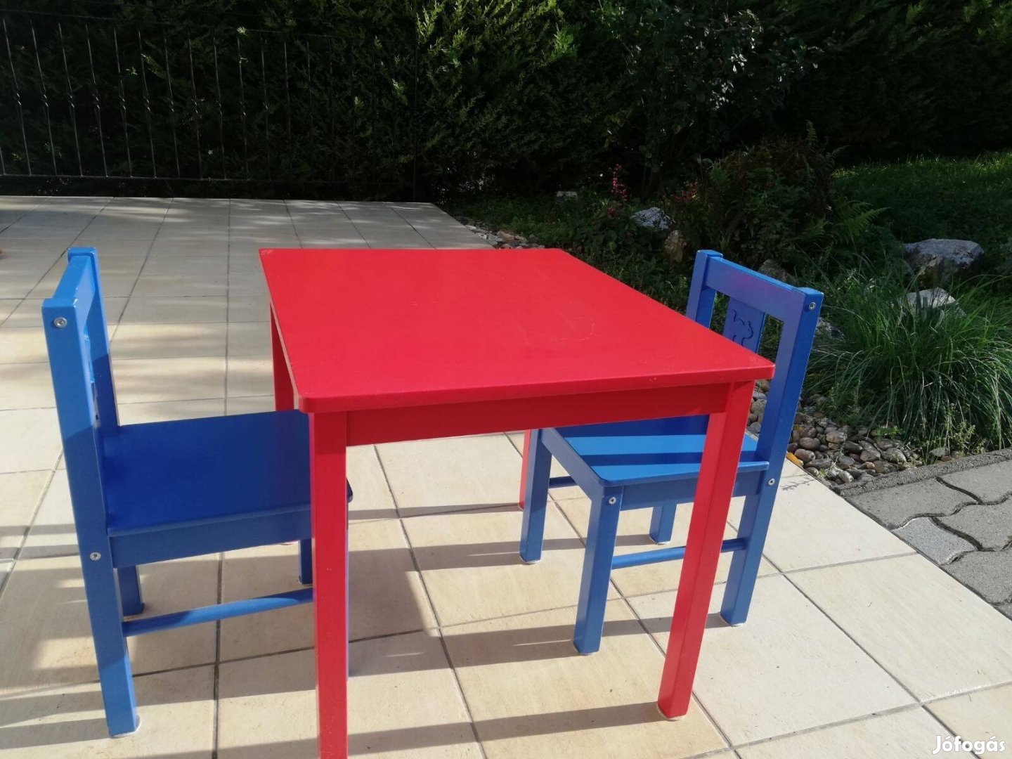 Gyerek asztalka és 2 db szék fából (piros-kék)