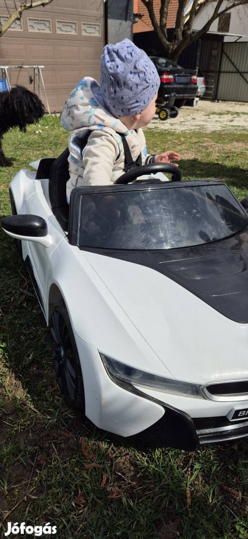 Gyerek autó 12V BMW i8   30.000ft