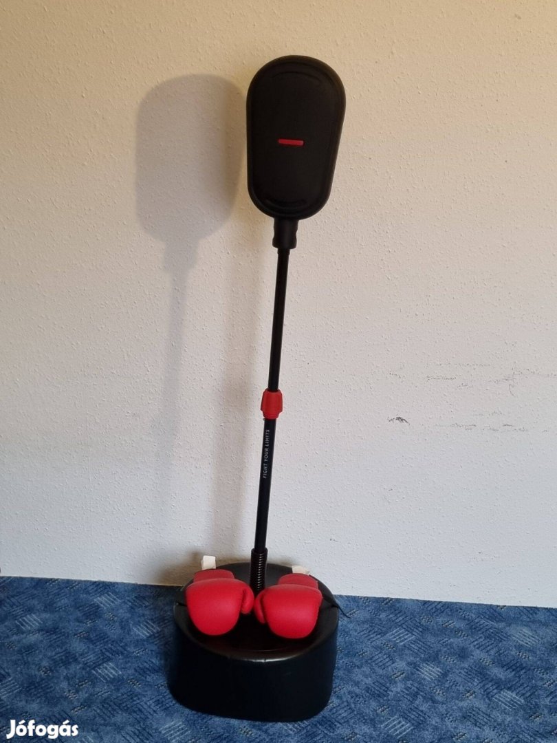 Gyerek boxzsák boxkesztyűvel