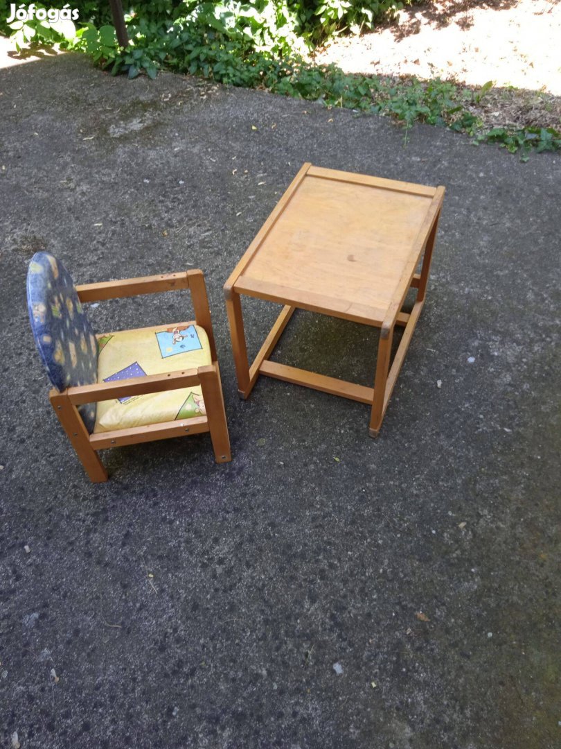 Gyerek etetőszék szék és kis asztal játékokhúsvéti