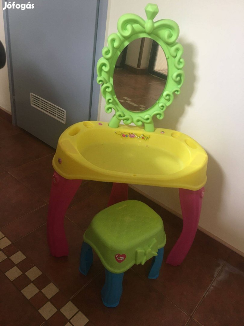Gyerek fésülködőasztal székkel