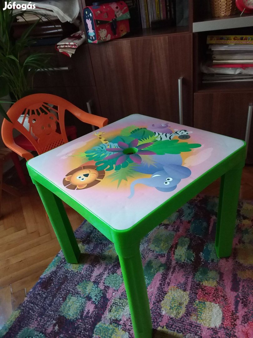 Gyerek garnitúr, asztal karos székkel
