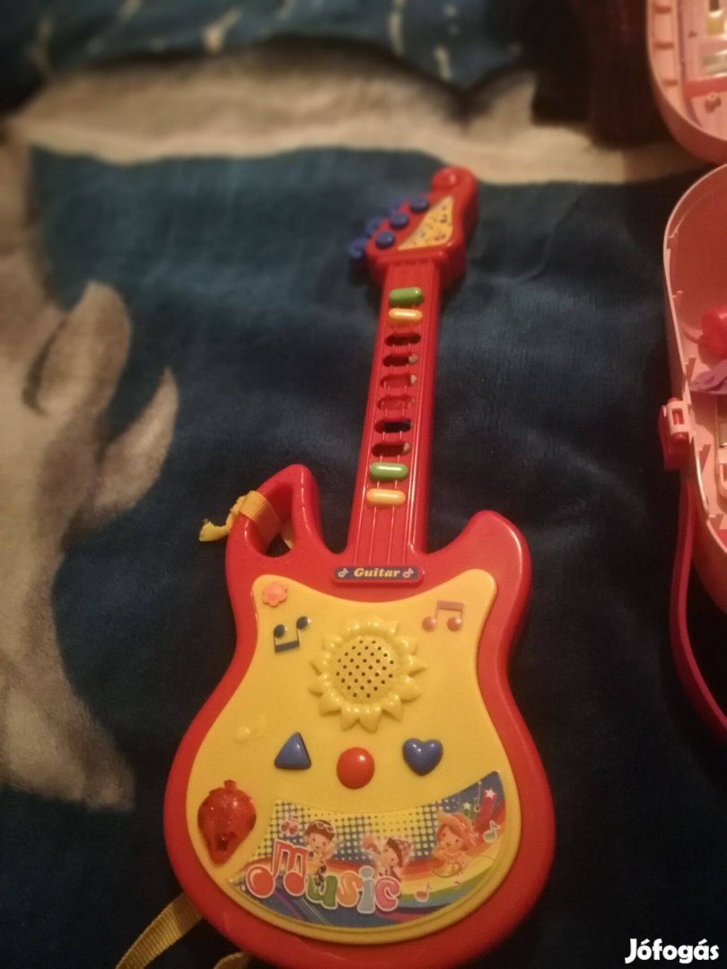 Gyerek gitár zenélő kislány játék