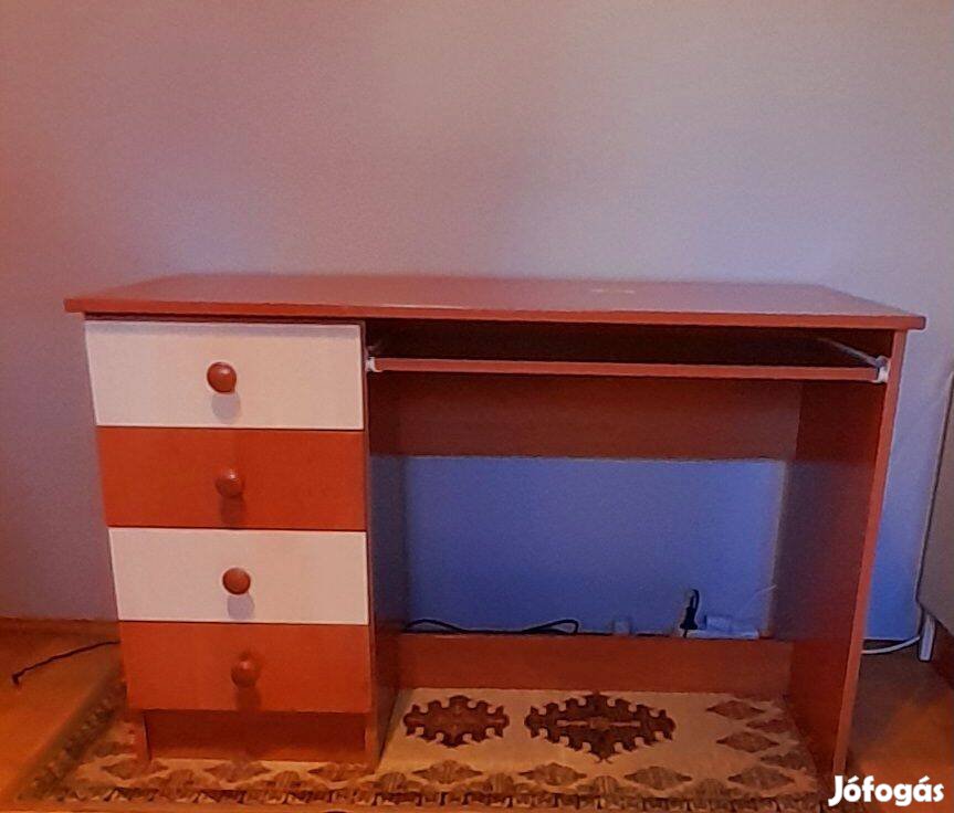 Gyerek íróasztal megkímélt állapotban eladó Győrben