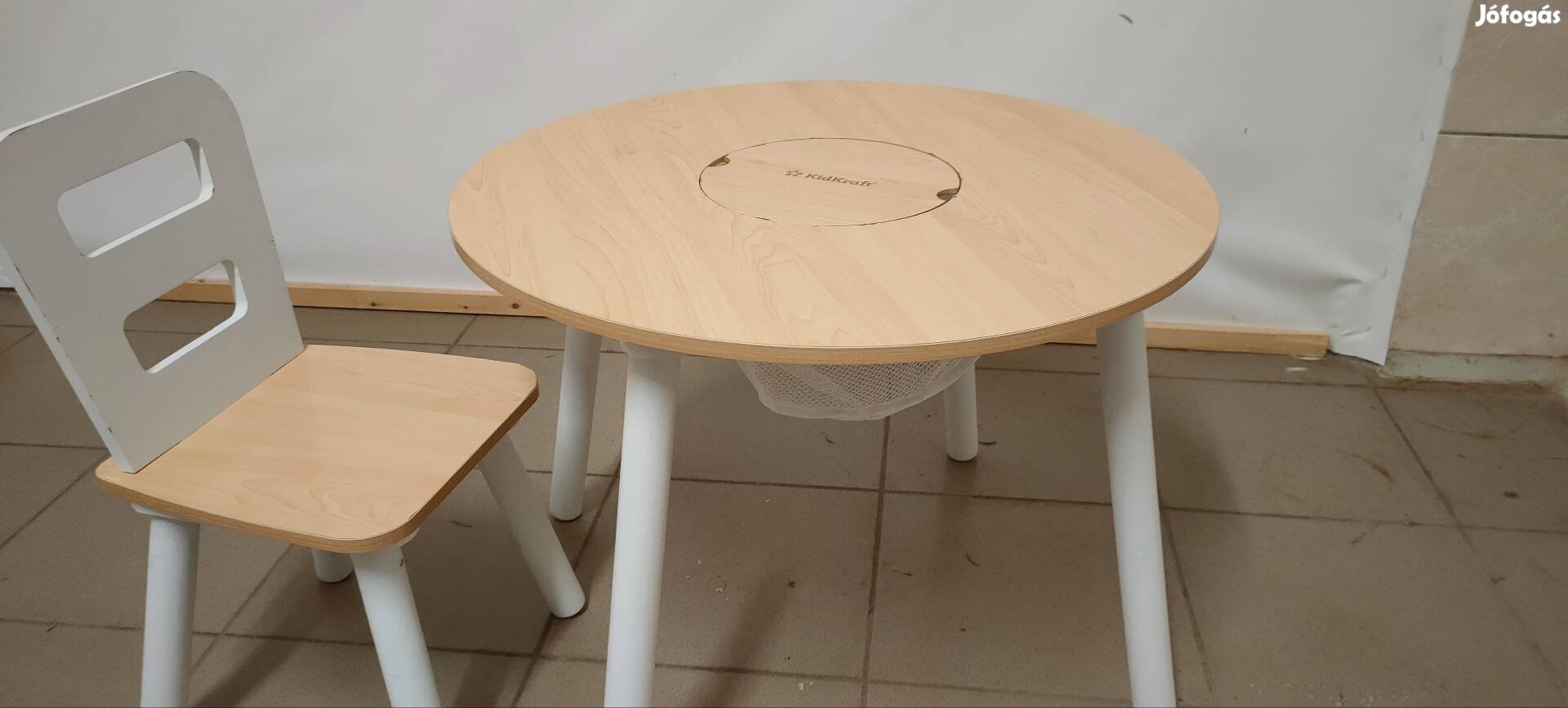 Gyerek kis asztal székkel