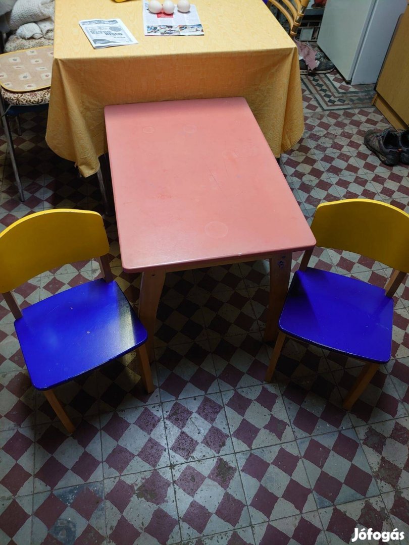 Gyerek kisasztal kisszékkel
