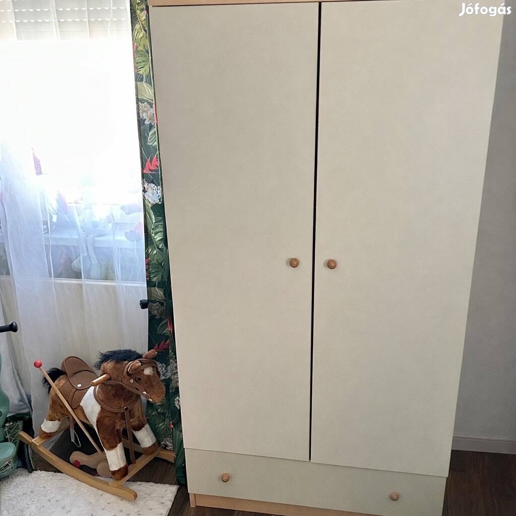 Gyerek ruhás szekrény