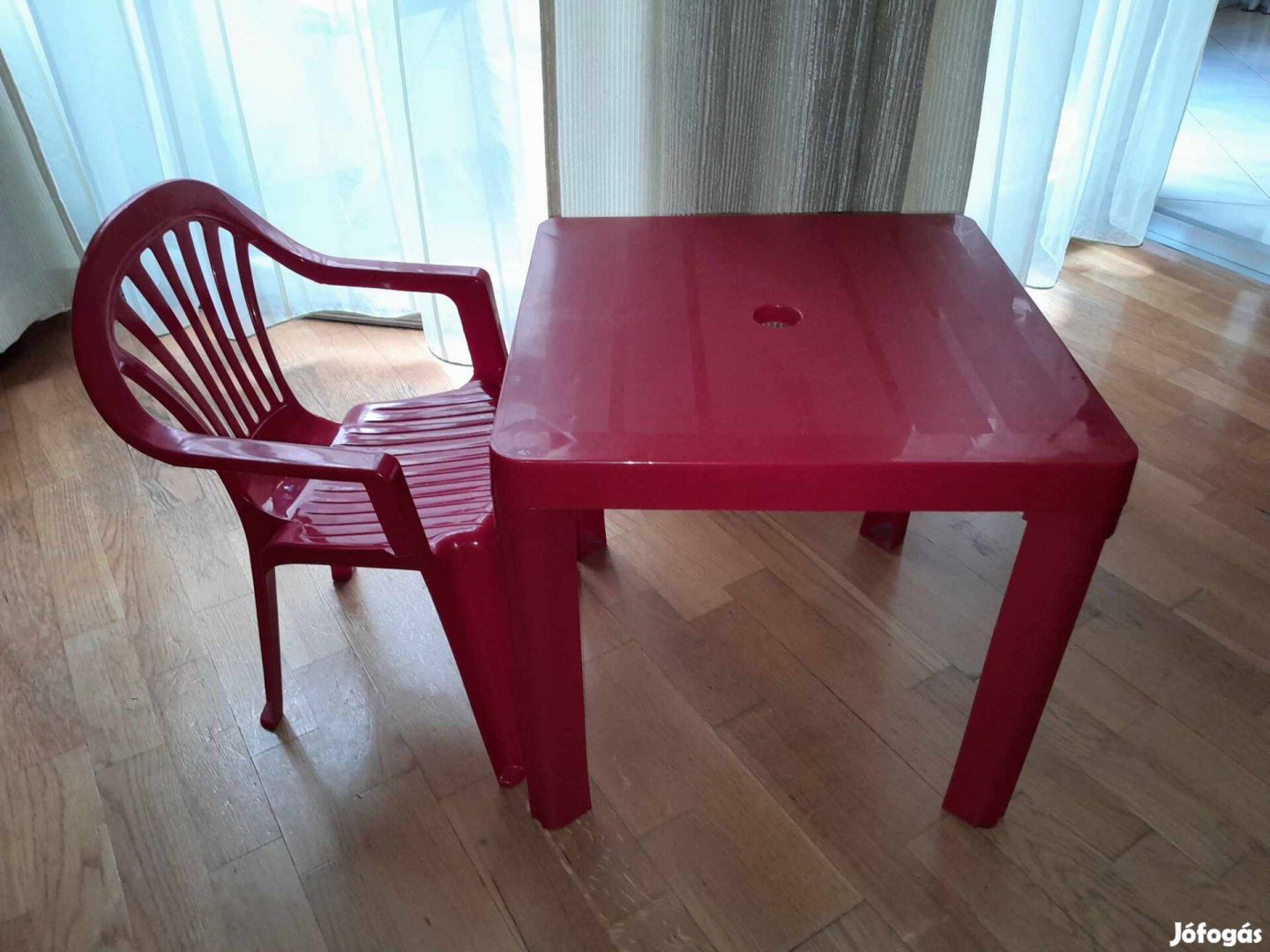 Gyerek szék és asztal