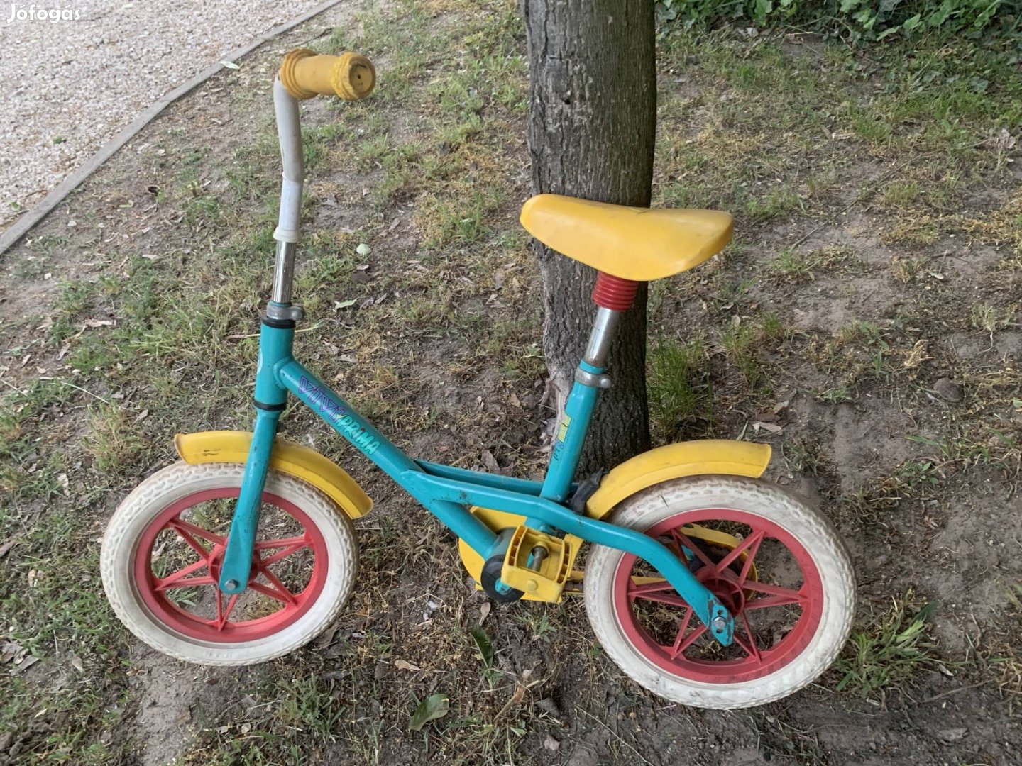 Gyerek tanuló kis bicikliu