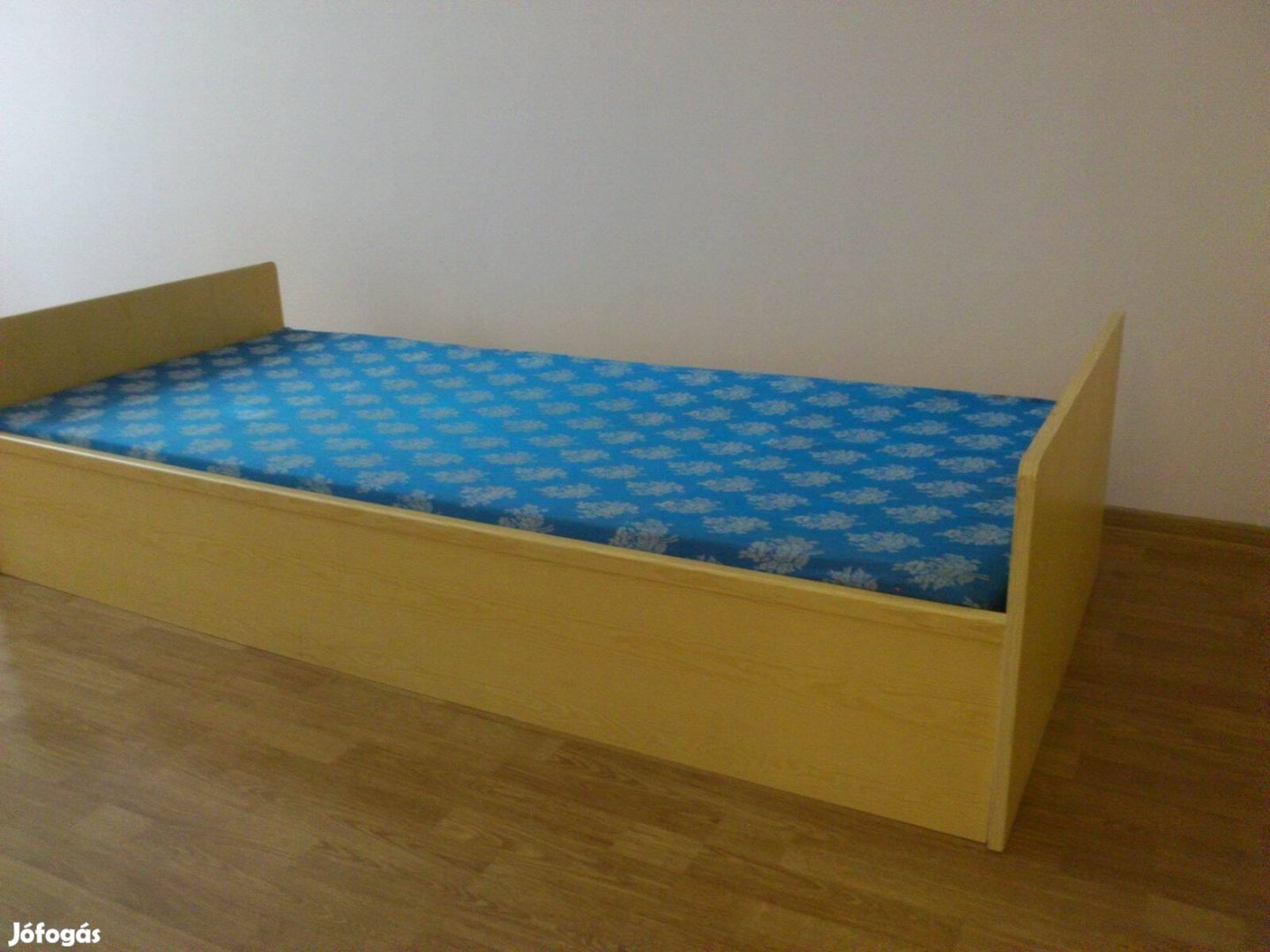 Gyerekágy 80 x 180 cm-es rugós kerettel, szivacsos matraccal, darabo