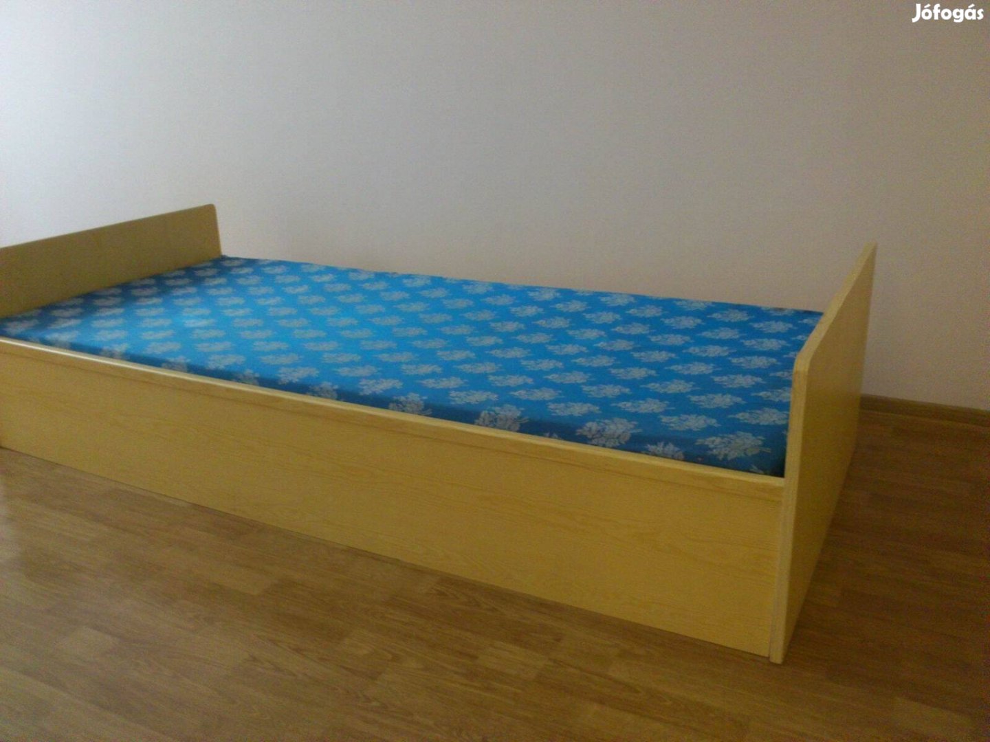 Gyerekágy 80 x 180 cm-es rugós kerettel, szivacsos matraccal, darabo