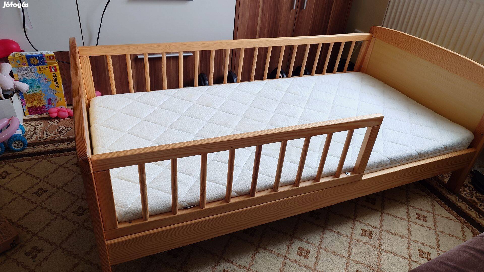 Gyerekágy, kiságy 70140 cm kókusz matraccal, lepedőkkel