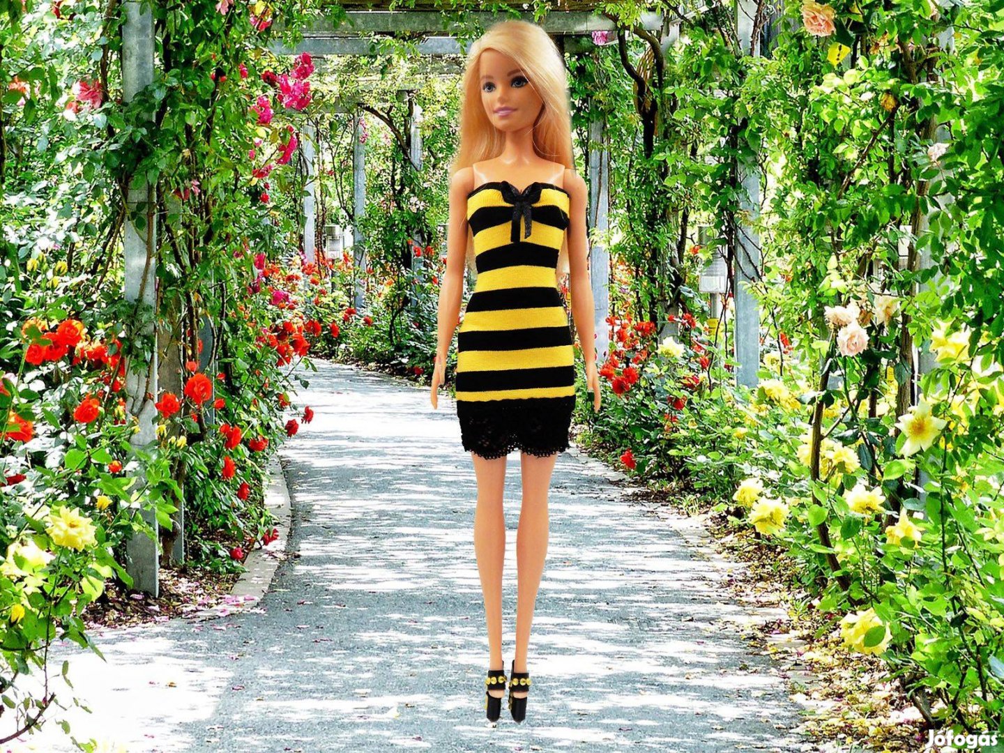 Gyereknap Méhecske csíkos csipkés ruha barbie babákhoz, új, GLS 1290Ft