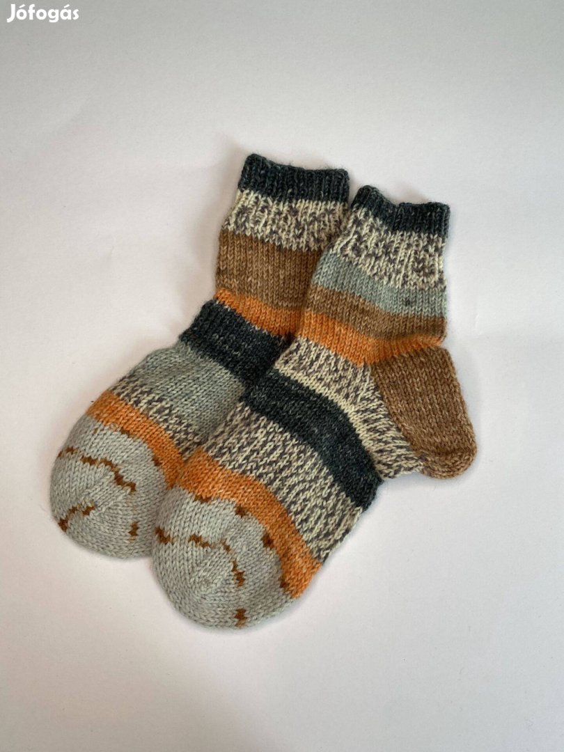 Gyerekzokni mérete EU27-28 vagy 18 cm. kézzel kötött