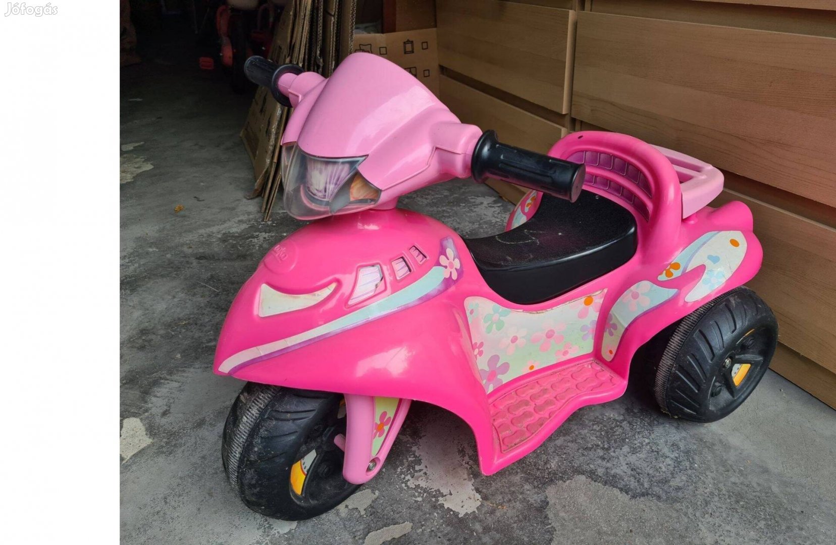 Gyermek , kislány elektromos , motoros robogó rózsaszín