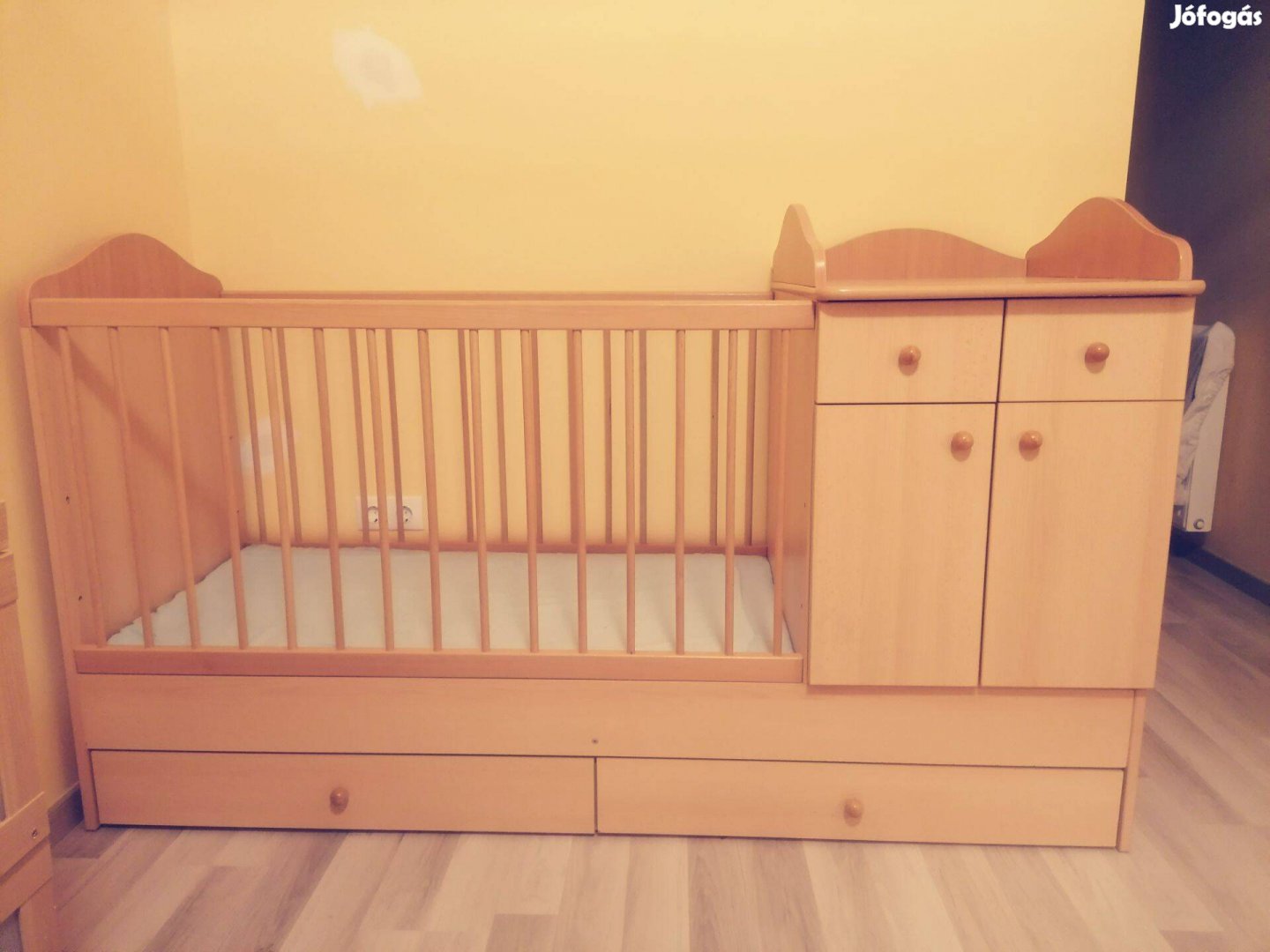 Gyermek állítható rácsos ágy, pelekázószekrénnyel és matraccal