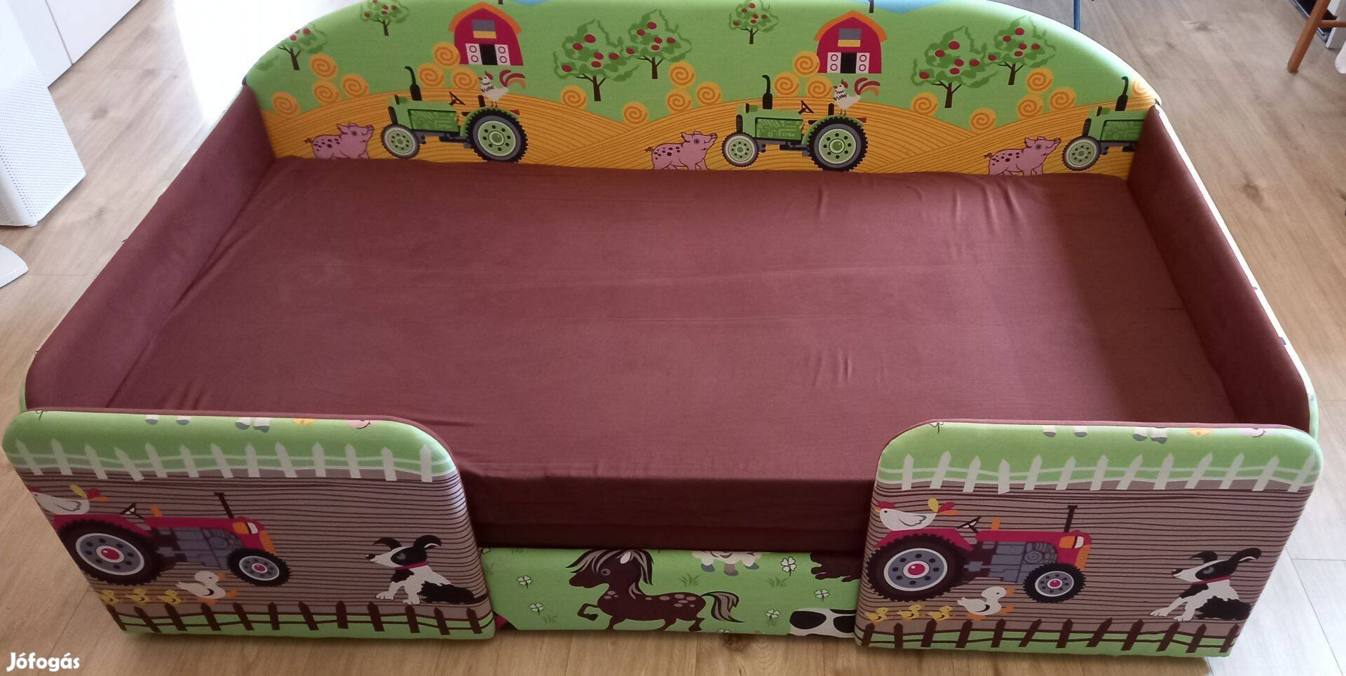Gyermek leesésgátlós egyedi ágy, ágyneműtartóval és extra matraccal