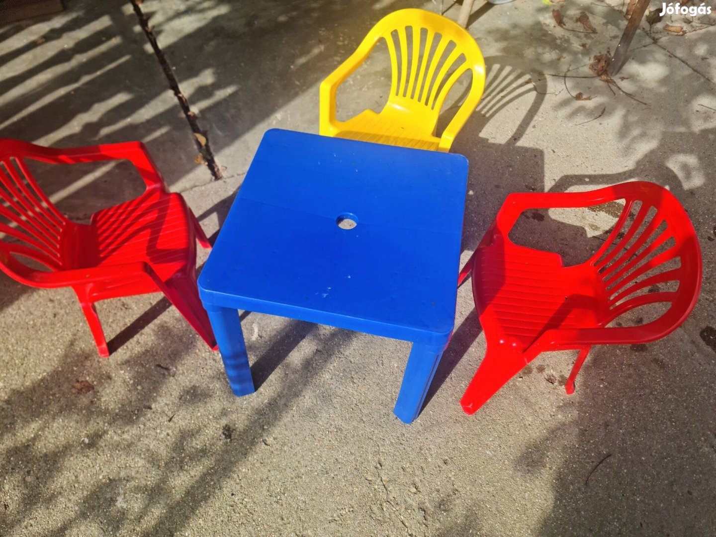 Gyermek műanyag asztal székekkel eladó!