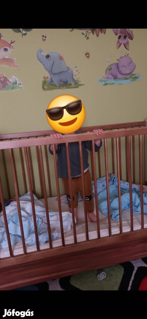 Gyermekágy szép állapotban eladó. Néhany apró karcolás