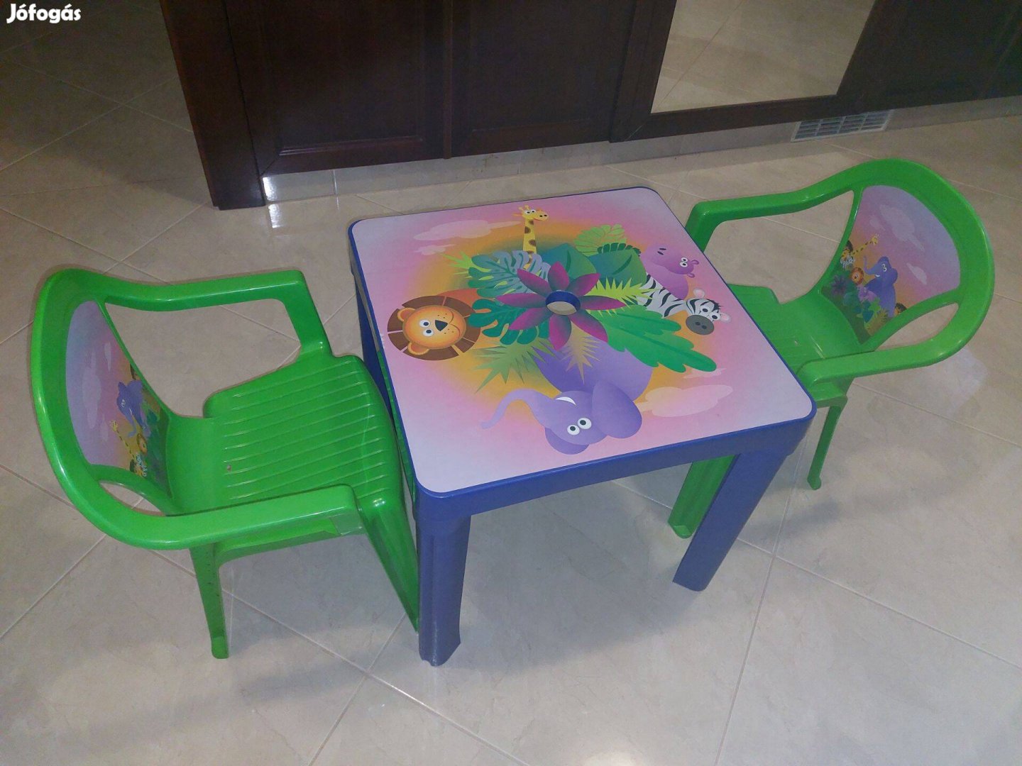 Gyermekasztal 2 székkel