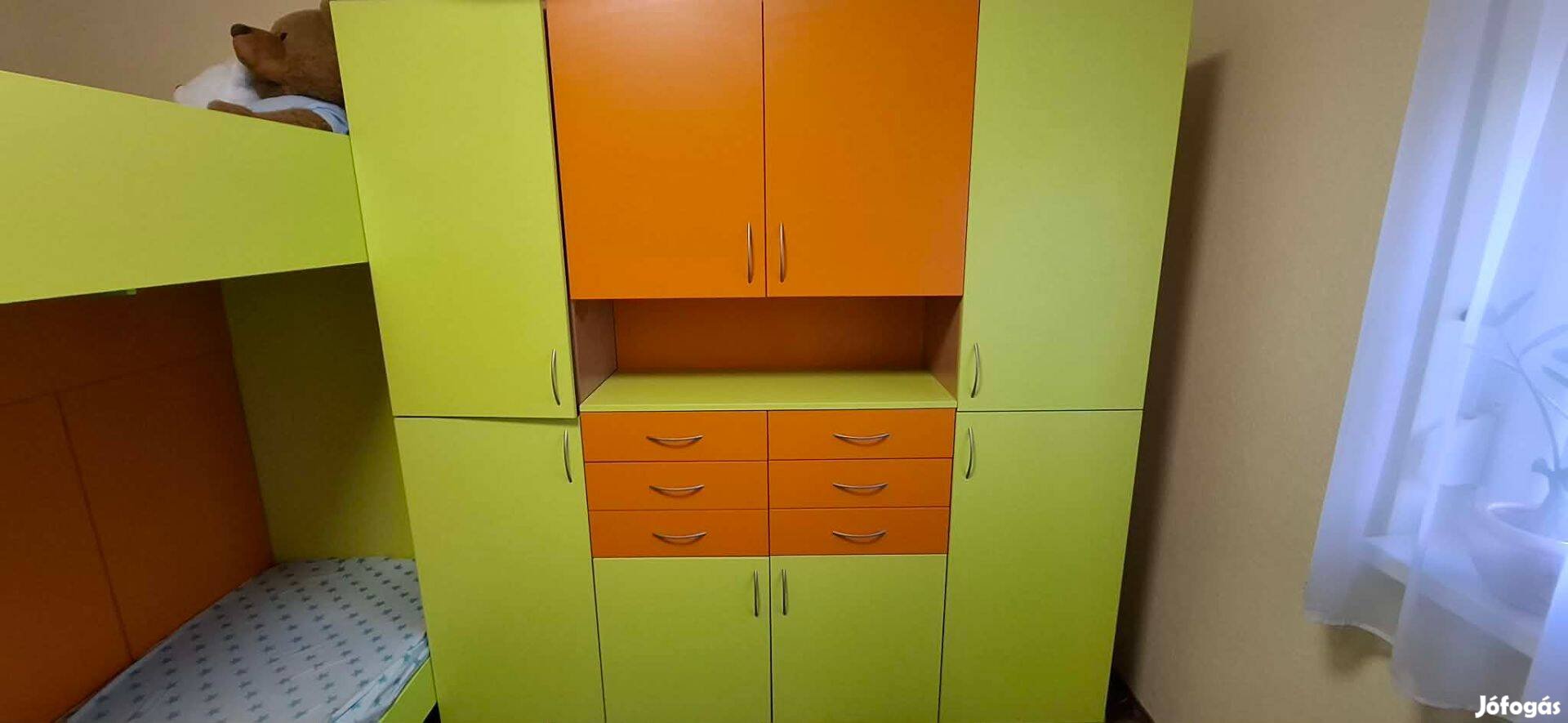 Gyermekbútor Emeletes ágy beépített tárolókkal szekrénnyel